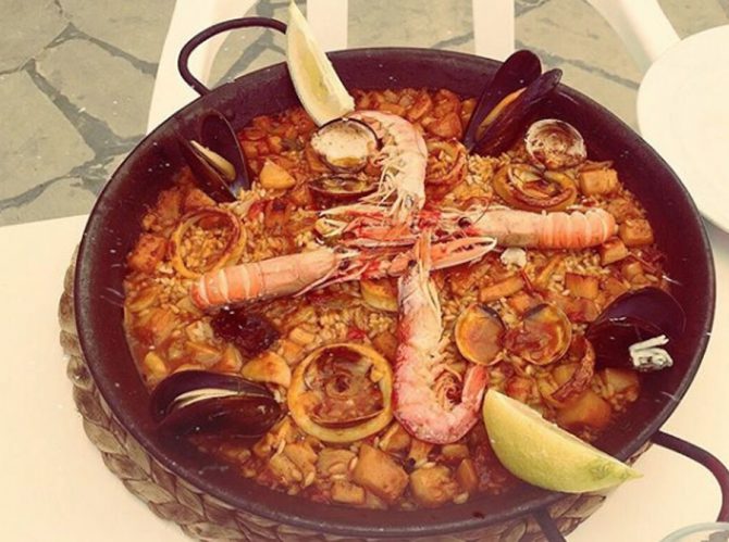 Receta de paella de marisco valenciana para agasajar a tus amigos